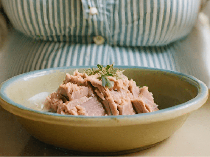 Schüssel mit Thunfisch